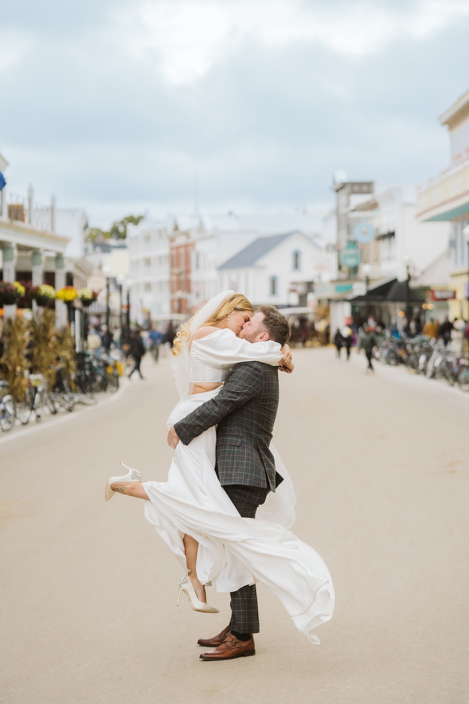Romantic Mackinac Island Weddings at the Grand Hotel - sbaker.us, image size:960x1440