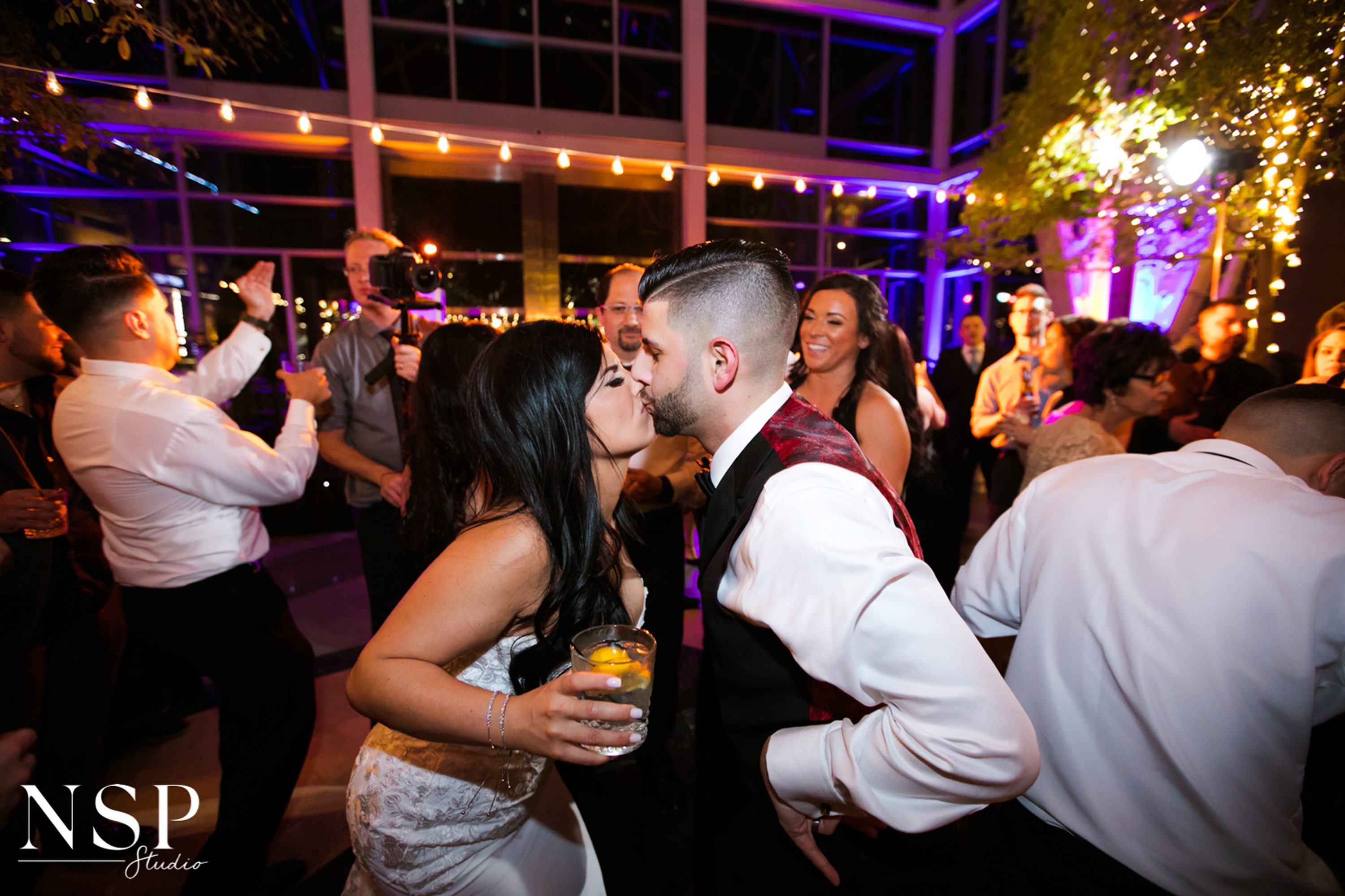 city wedding photos,veil