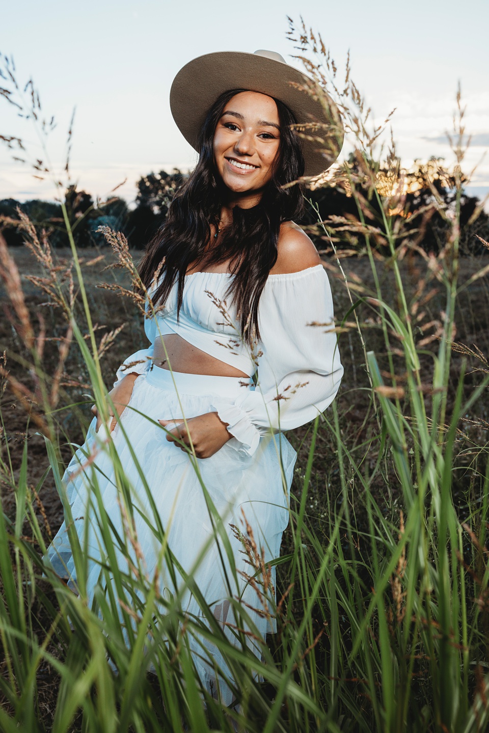 Sacramento Seniors,Sacramento senior portraits,Natural settings Dress poses,outdoor lightings