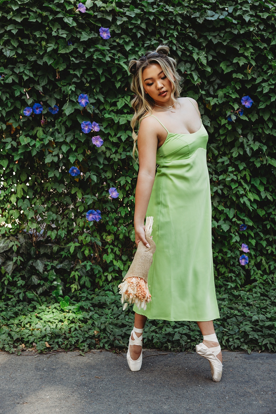 Senior Portraits,Sacramento Senior portraits,natural lighting sacramento photographer,dress posing ideas