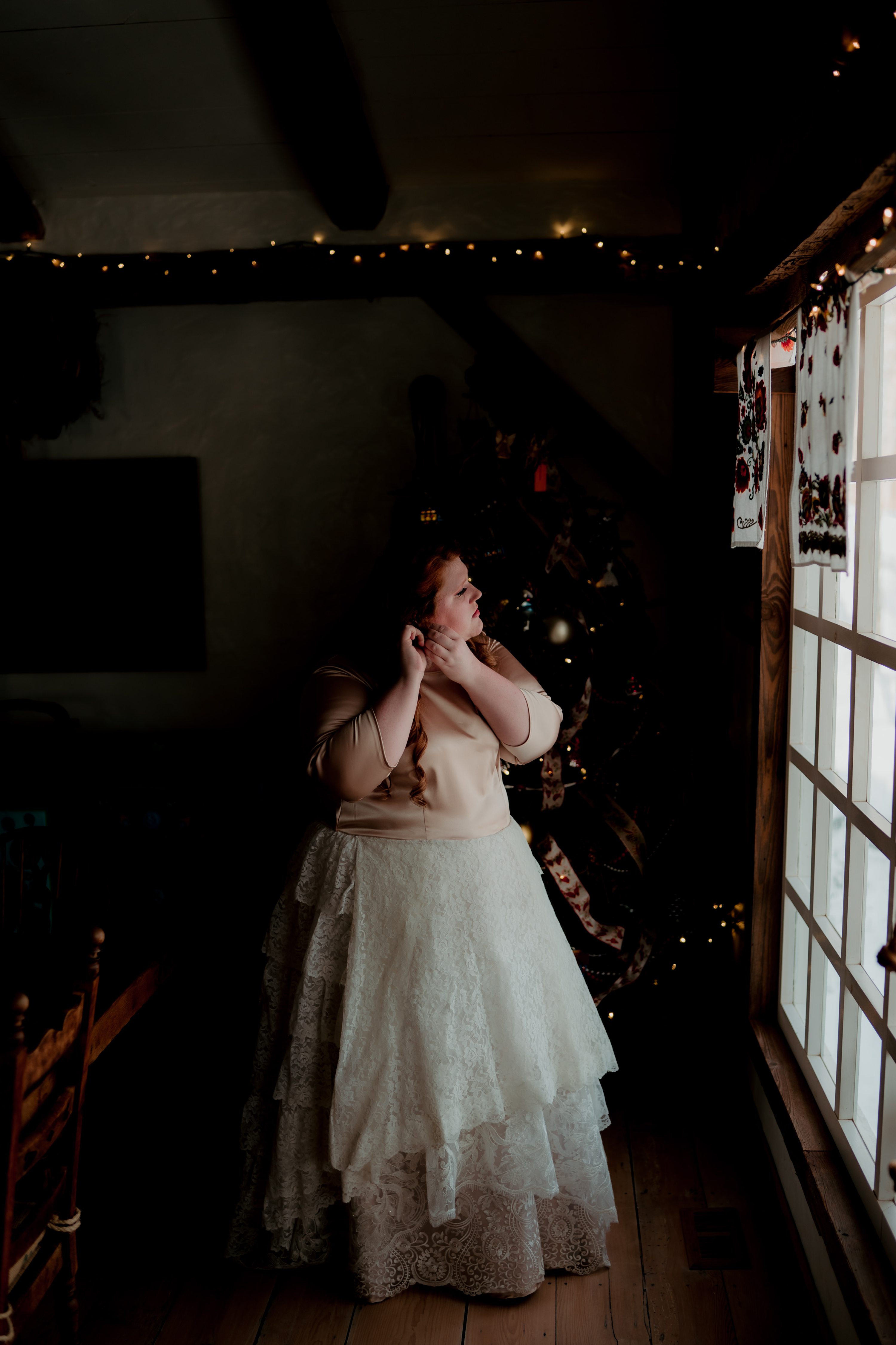 Snowy outdoor wedding,Bride and Groom pictures in the snow