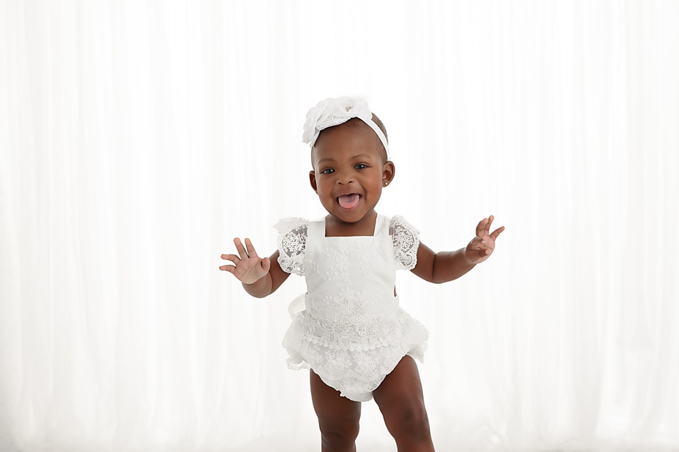 Winter Wonderland Cake Smash in Naperville Chicago first birthday photos, Chicago baby photographer