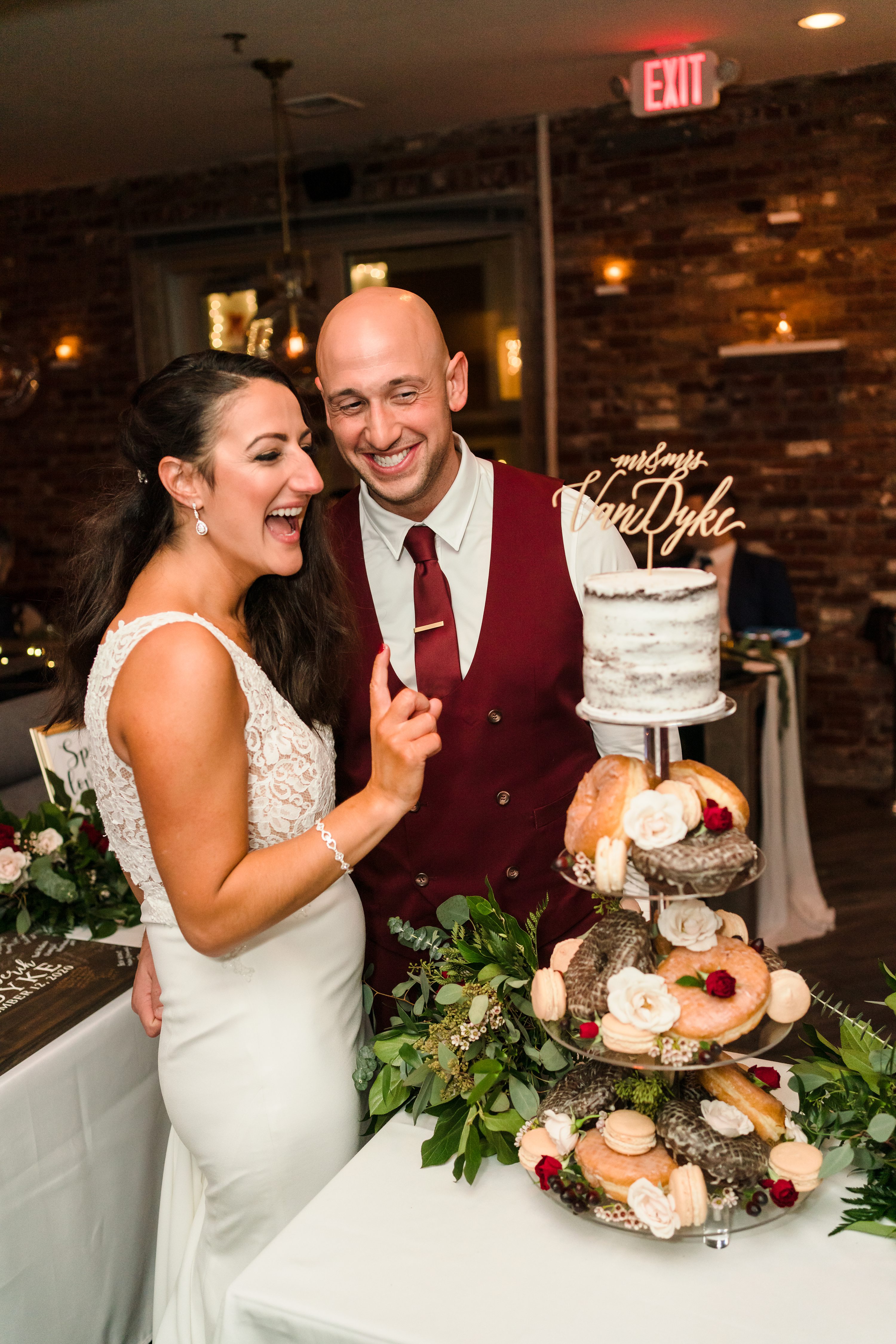 wedding photographer,Sony A7RIV,cake cutting