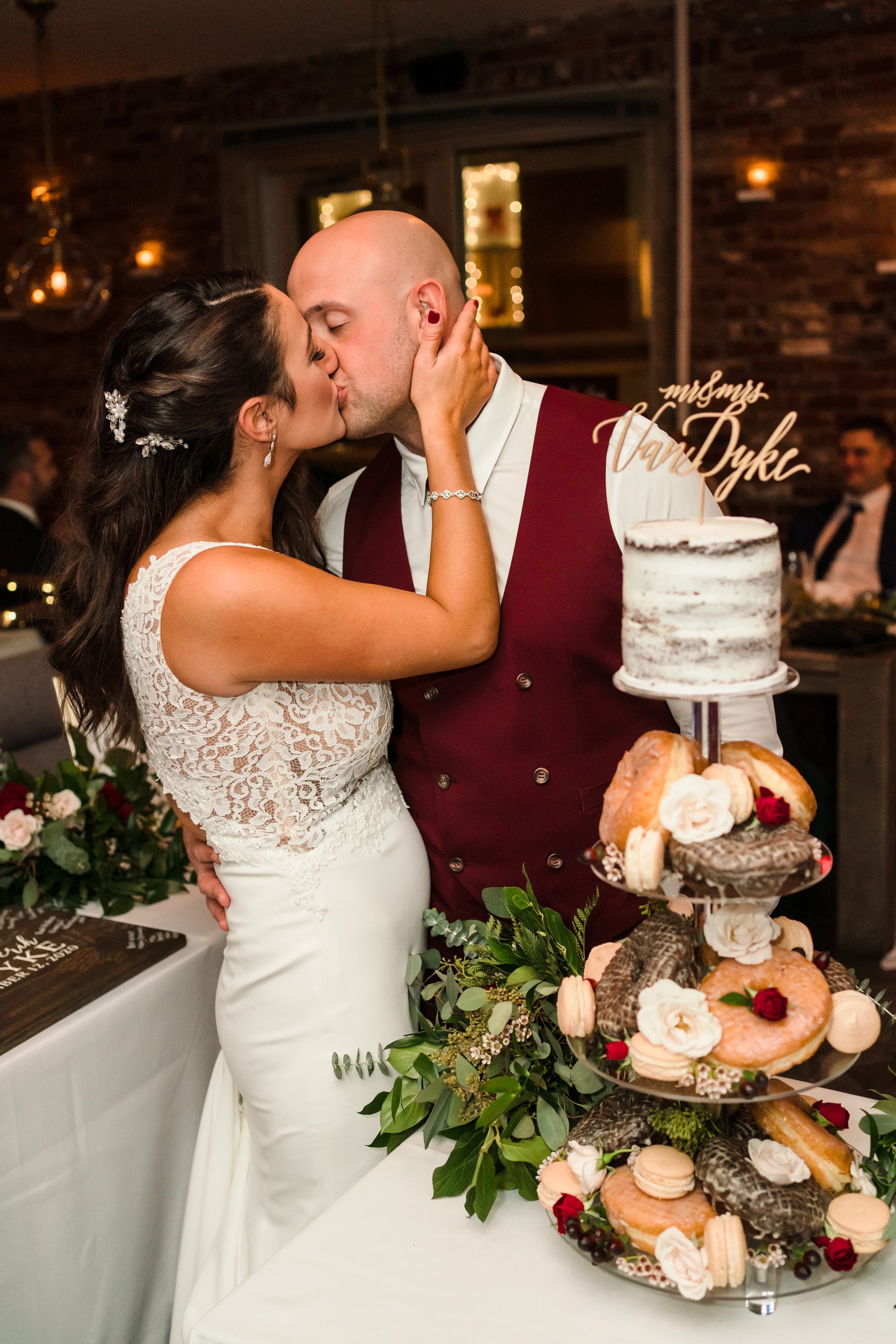 Natural wedding photography,cake cutting,kiss
