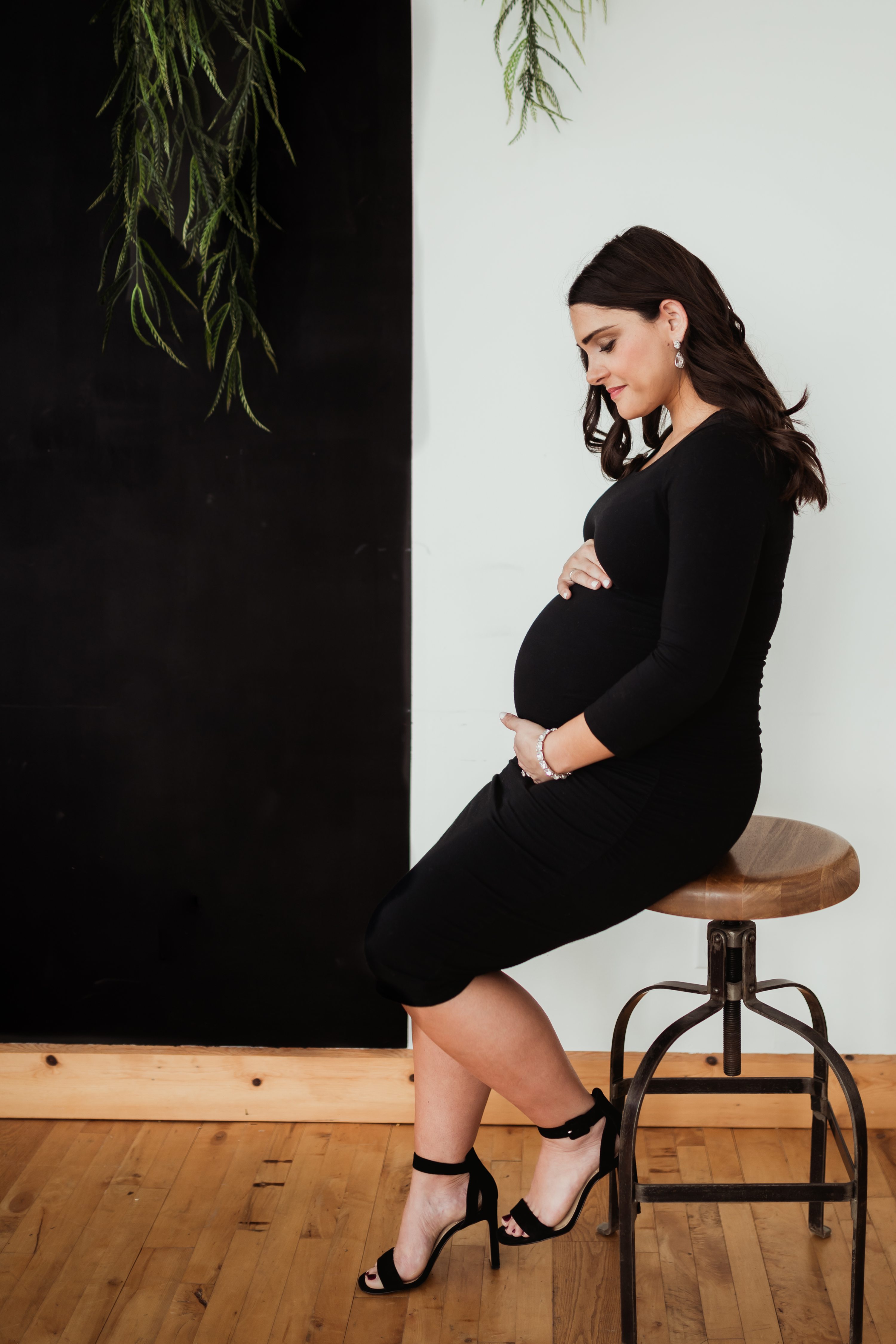 Maternity portrait in studio,modern maternity portrait, natural light maternity portraits