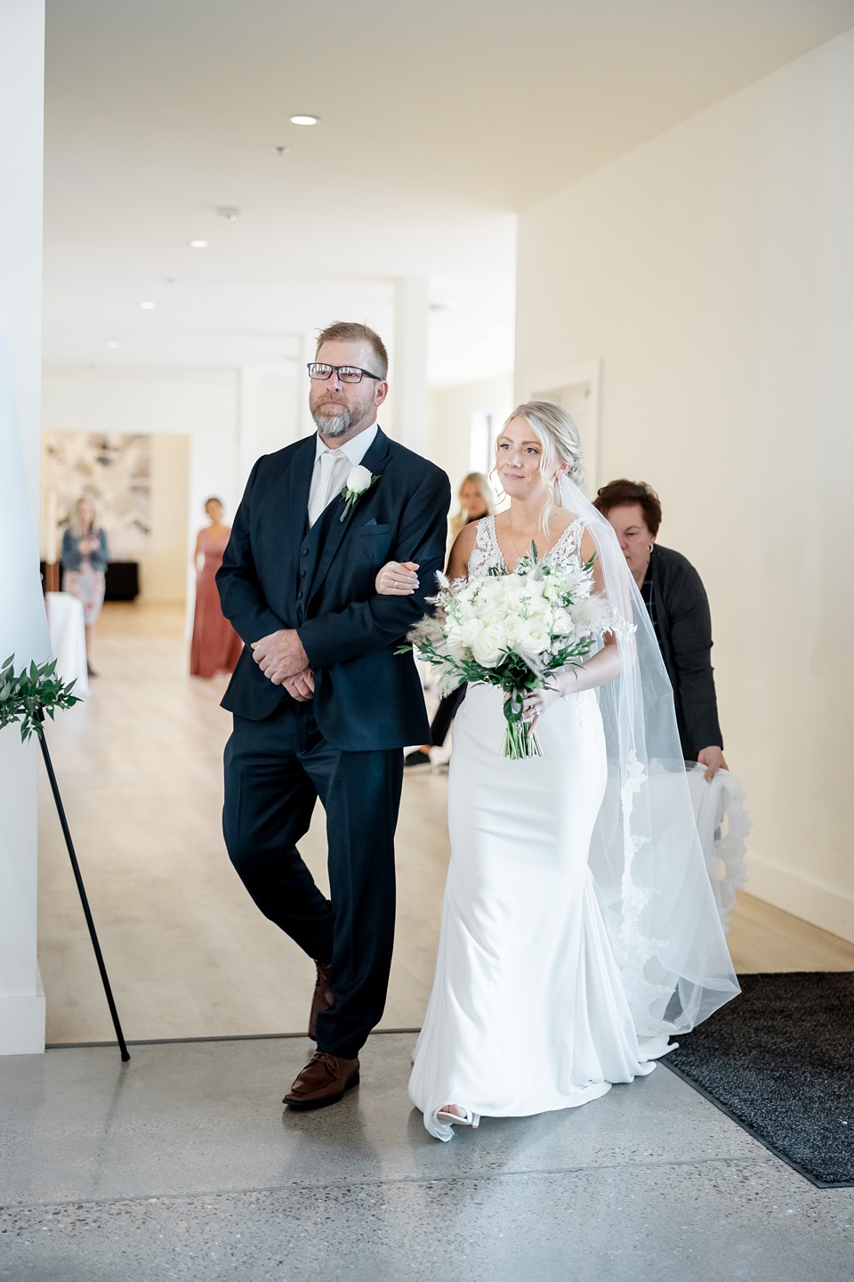 Minneapolis Wedding Photographer Lindsey White Photography timeless wedding,minneapolis engagement photographer
