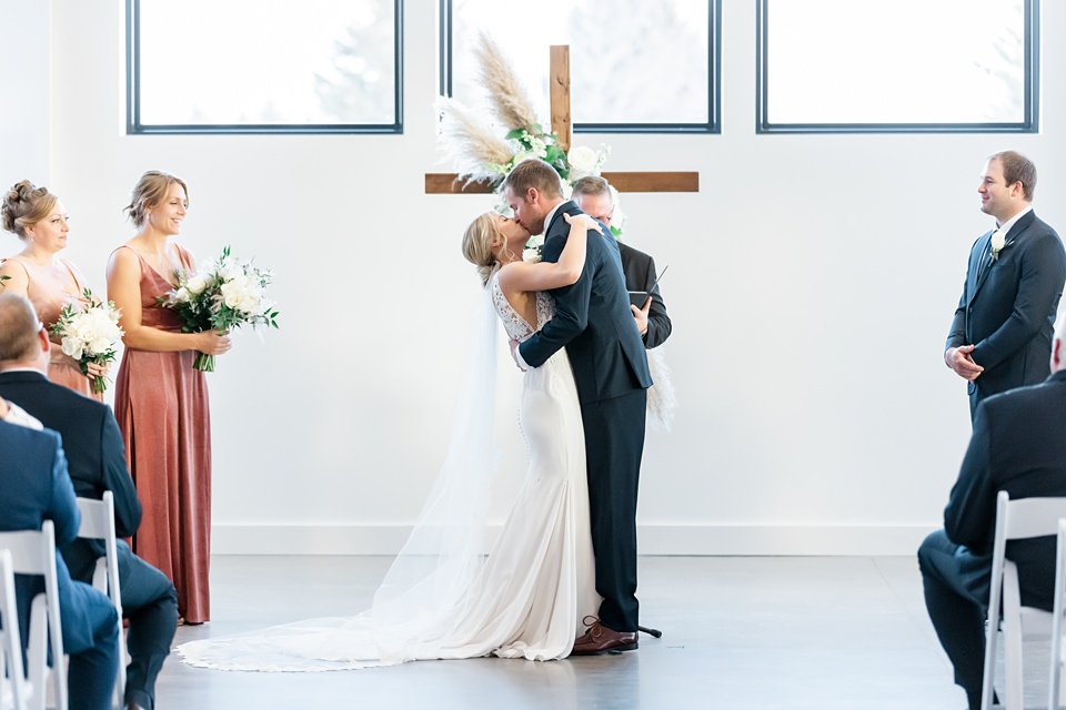 Minneapolis Wedding Photographer Lindsey White Photography classic wedding,minnesota wedding photographer