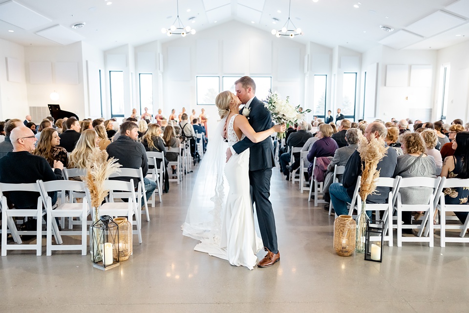 Minneapolis Wedding Photographer Lindsey White Photography timeless wedding,minnesota engagement photographer