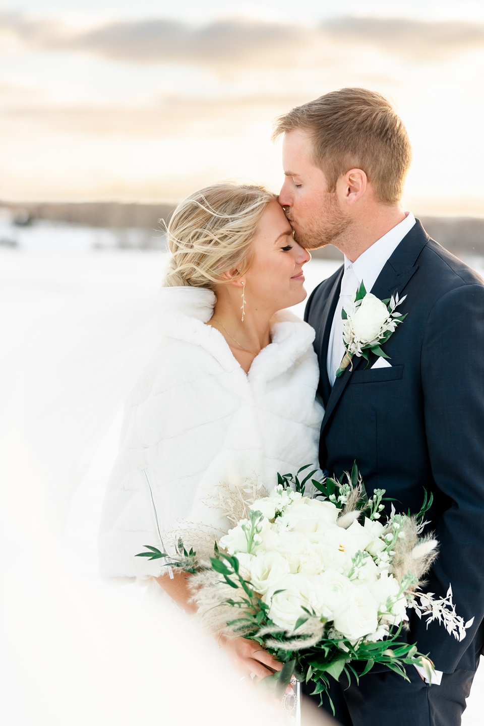 Minneapolis Wedding Photographer Lindsey White Photography modern wedding,timeless wedding