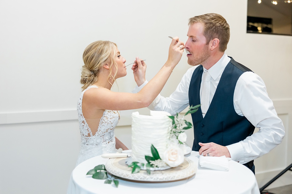 Minneapolis Wedding Photographer Lindsey White Photography modern wedding,classic wedding