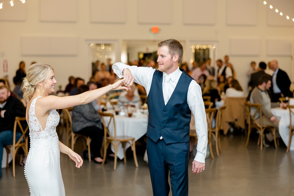 Minneapolis Wedding Photographer Lindsey White Photography modern wedding,minneapolis engagement photographer