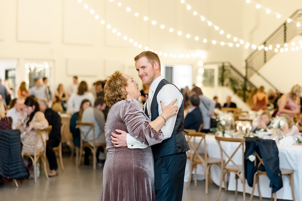 Minneapolis Wedding Photographer Lindsey White Photography modern wedding,minnesota wedding photographer