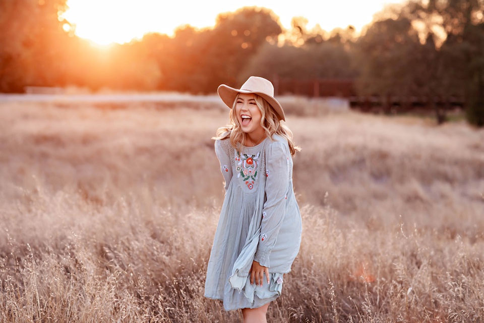 6 Outfits Seniors Girls Should Bring to Their Senior Session | angielane.com