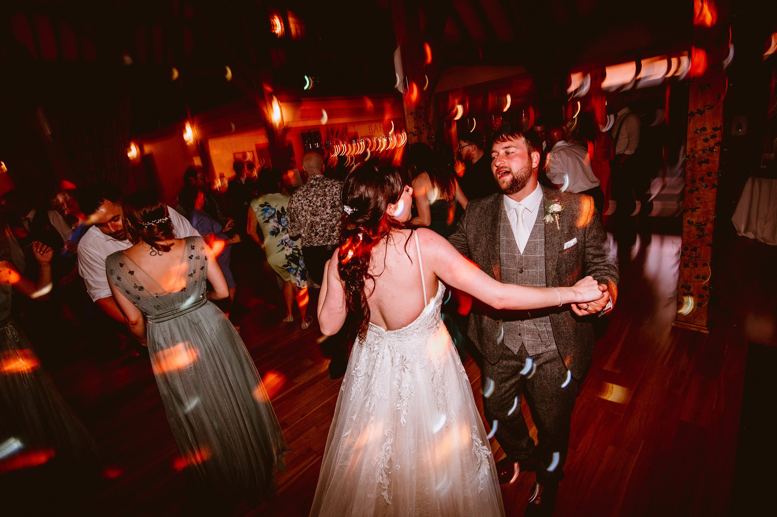 brdie and groom wedding photography,Barn wedding venue inspiration