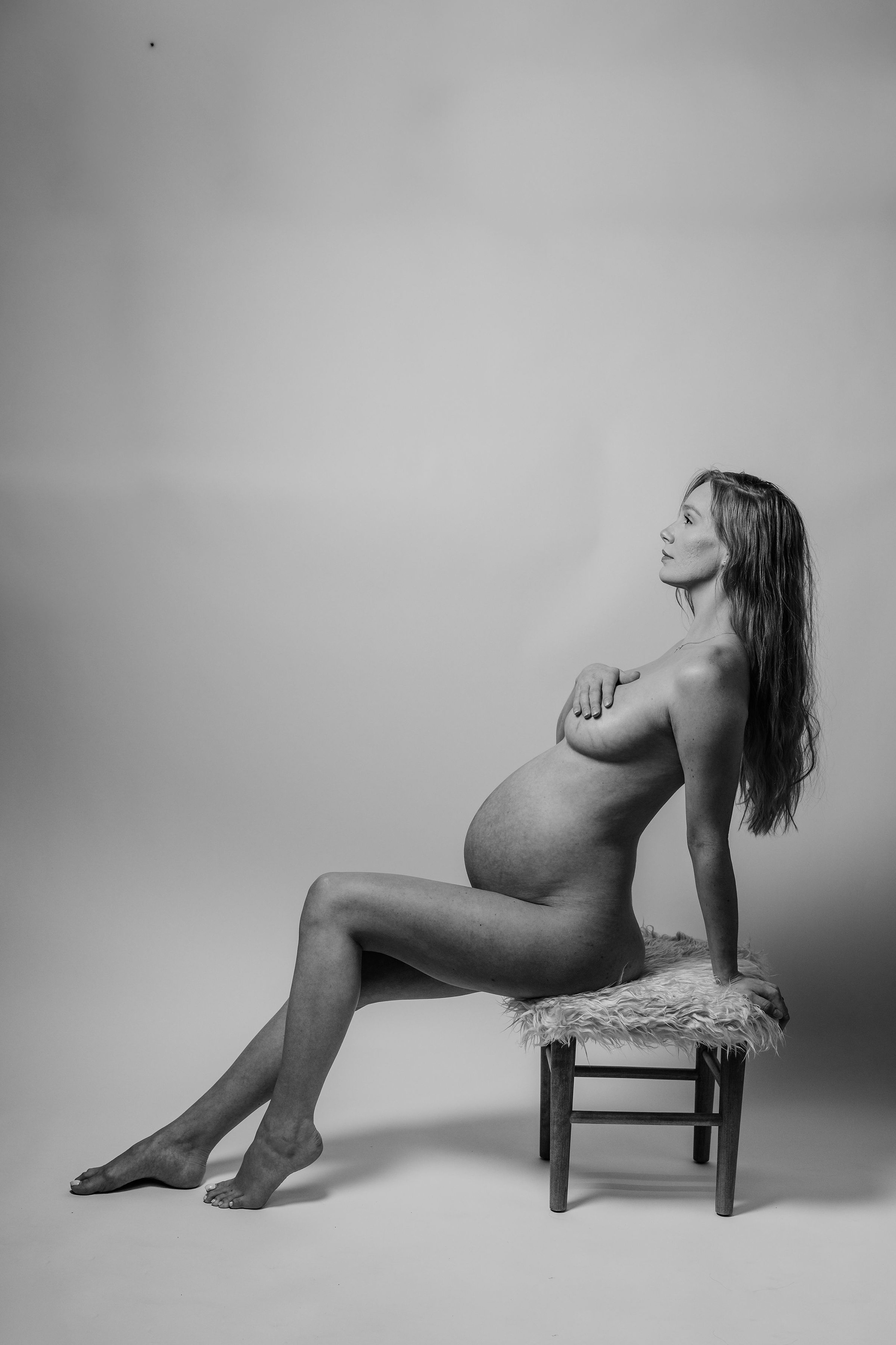 maternity editorial,maternity boudoir,studio shoot,black and white,mommy to be,the bump