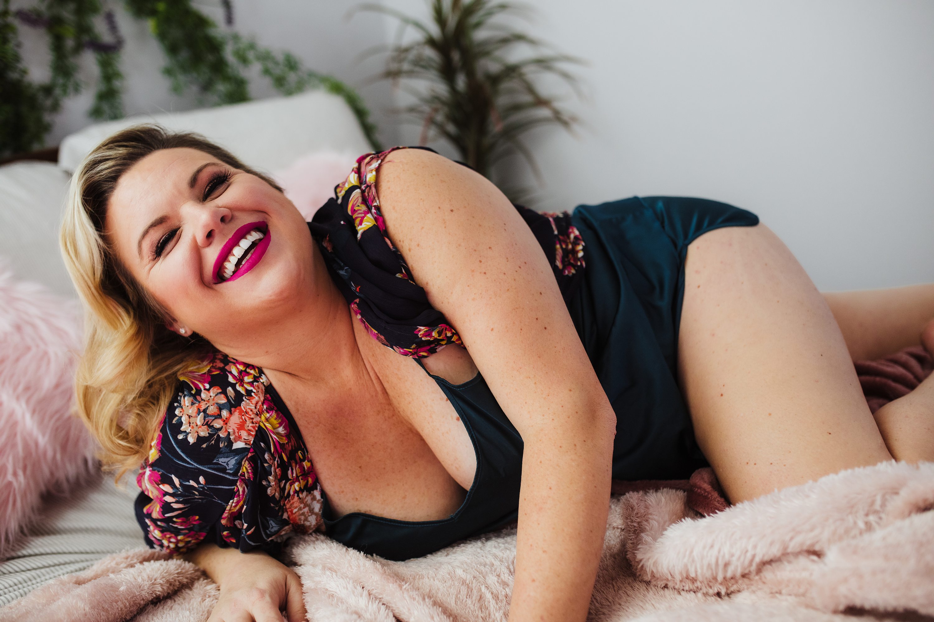 fun boudoir,plus size,curvy,babe,all smiles,laughing