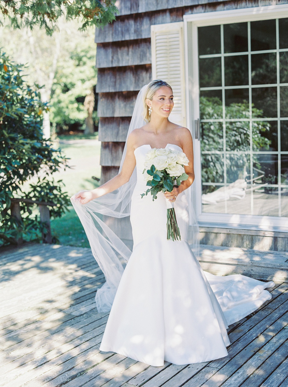 Wolffer Estate,bride wearing gloves