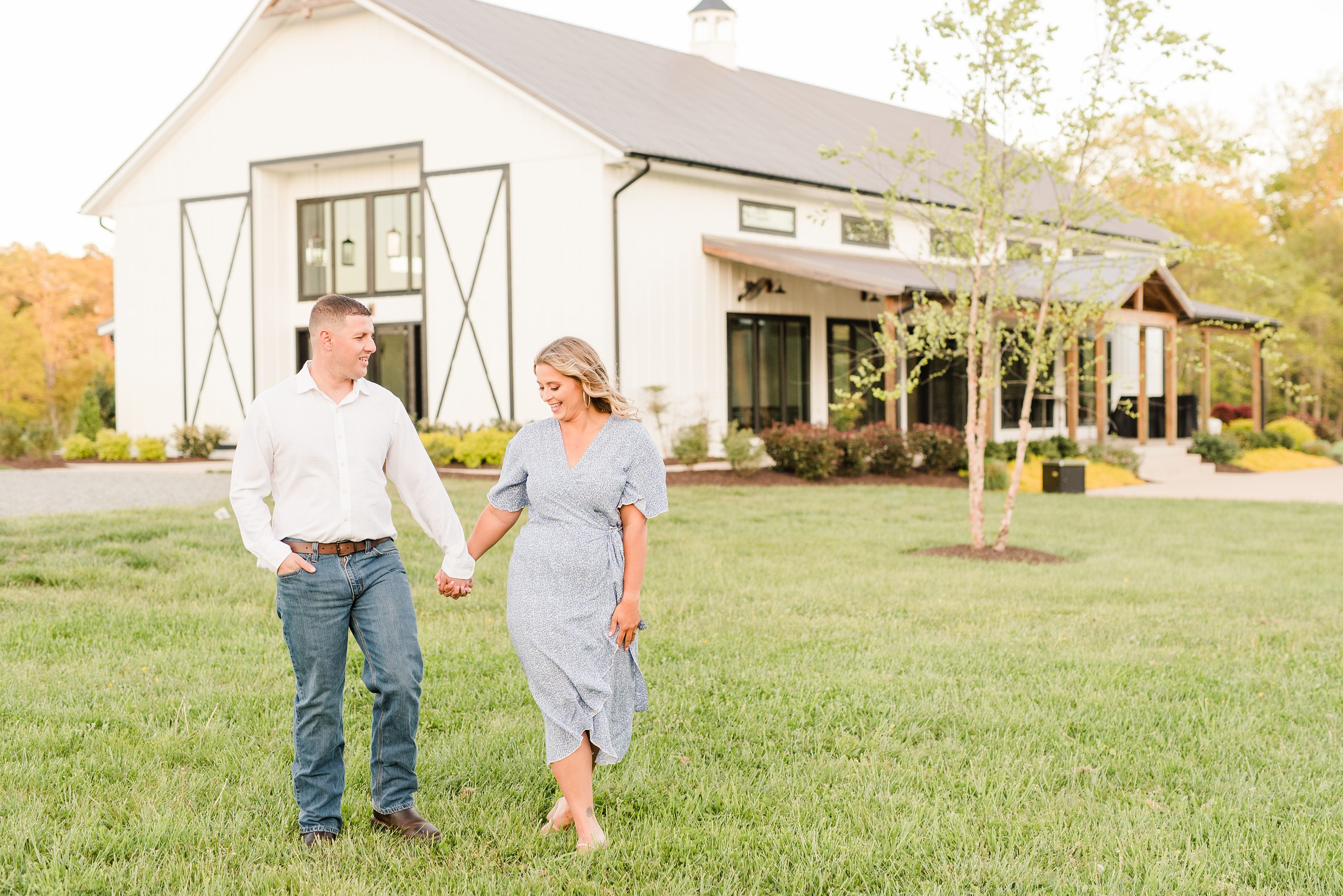 Oakdale Barn spring engagement session - www.michaelandlaurablog.com, image size:3000x2003