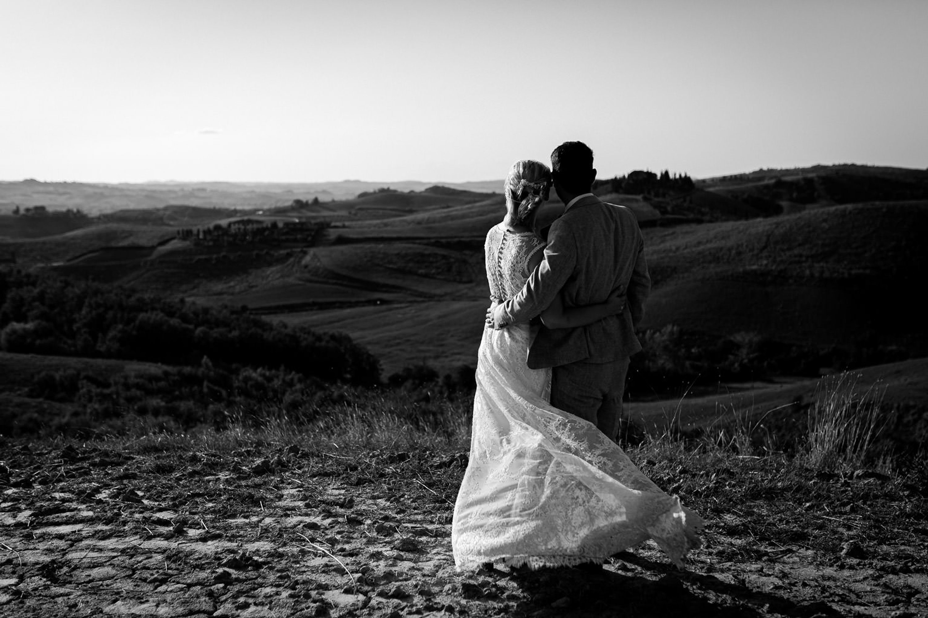 Wedding couple photos in the Tuscan countryside,Photoshoot for couples in the Tuscan countryside