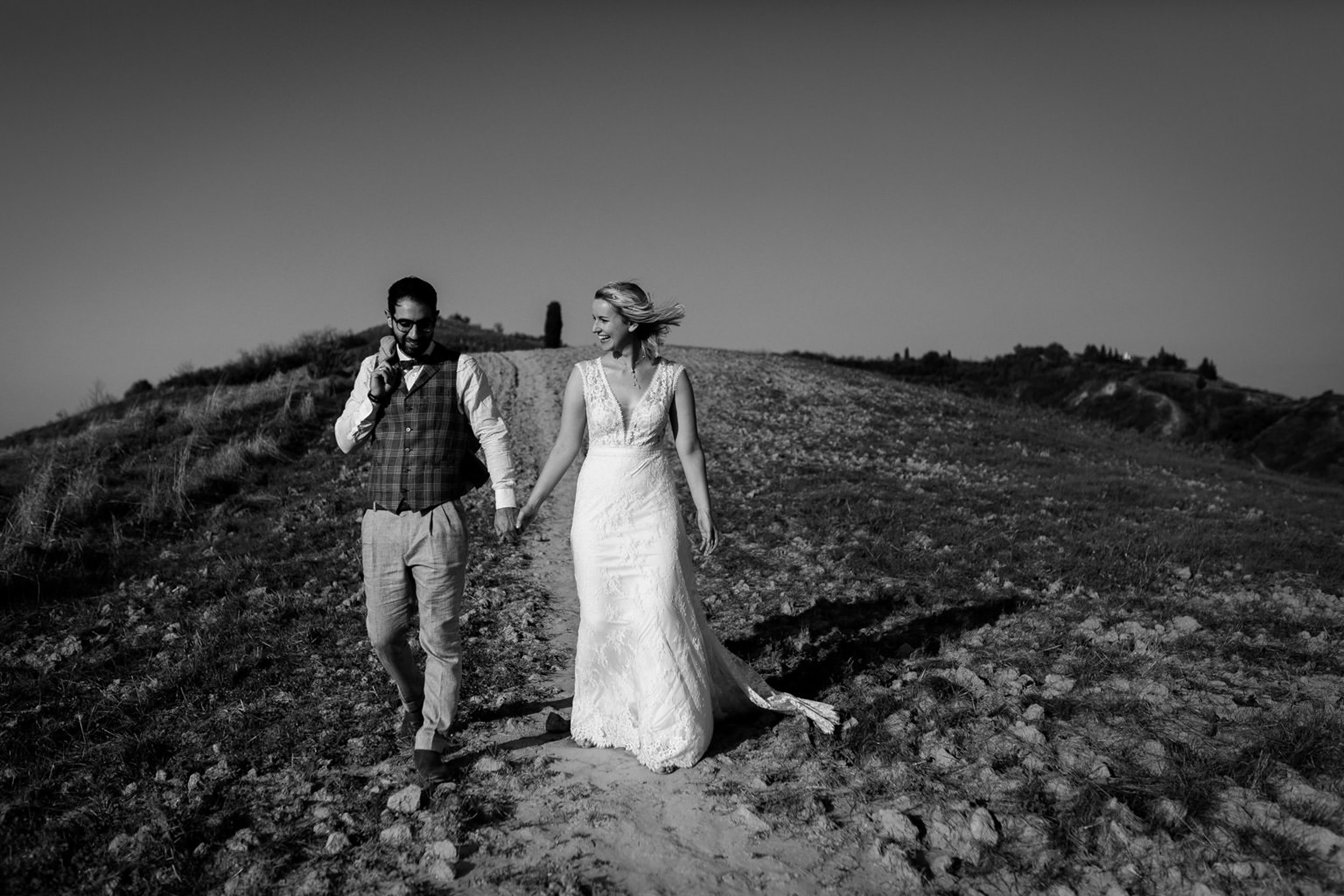 Wedding couple photos in the Tuscan countryside,Photoshoot for couples in the Tuscan countryside