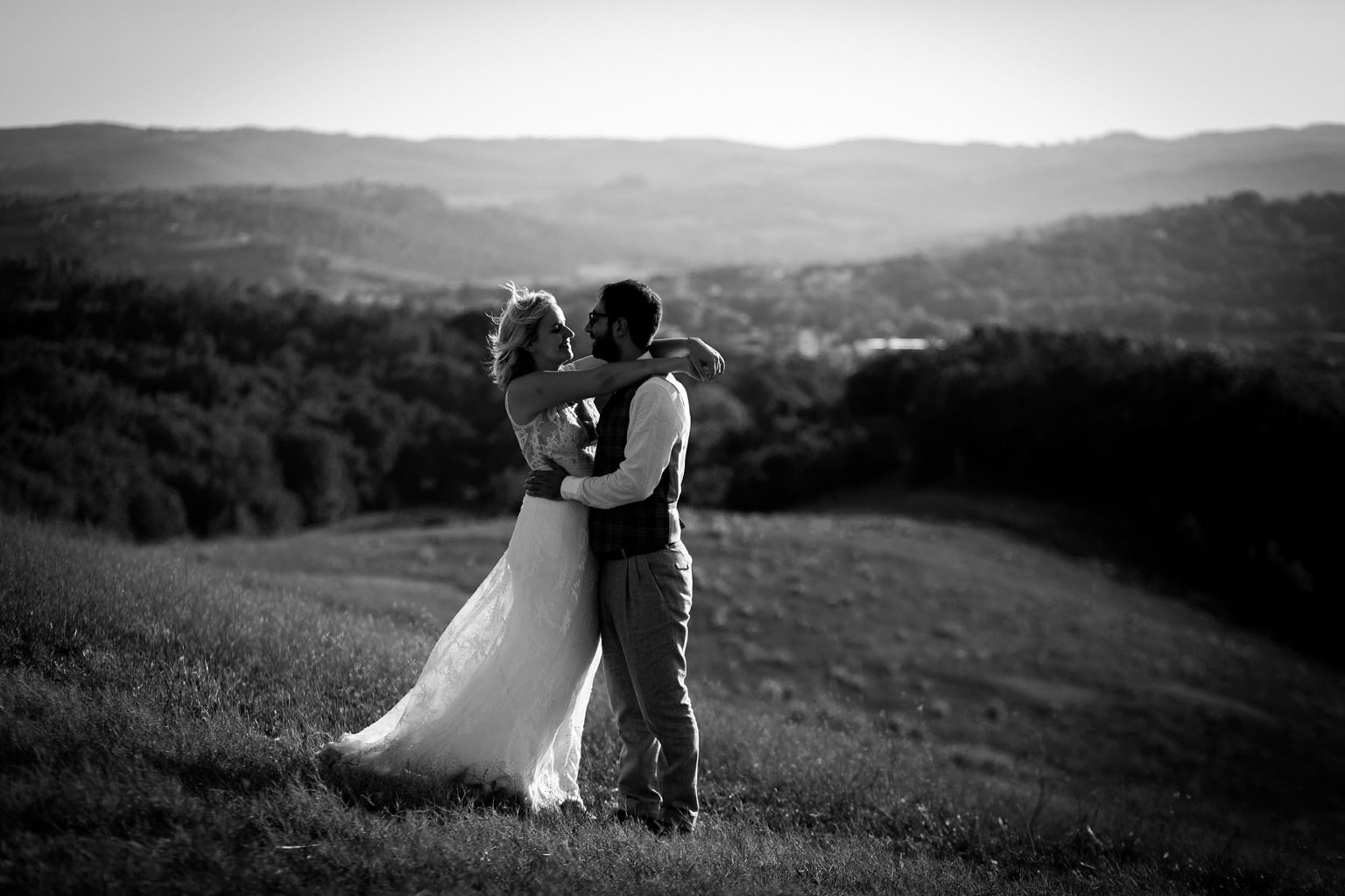 Wedding couple photos in the Tuscan countryside,Photoshoot for couples in the Tuscan countryside