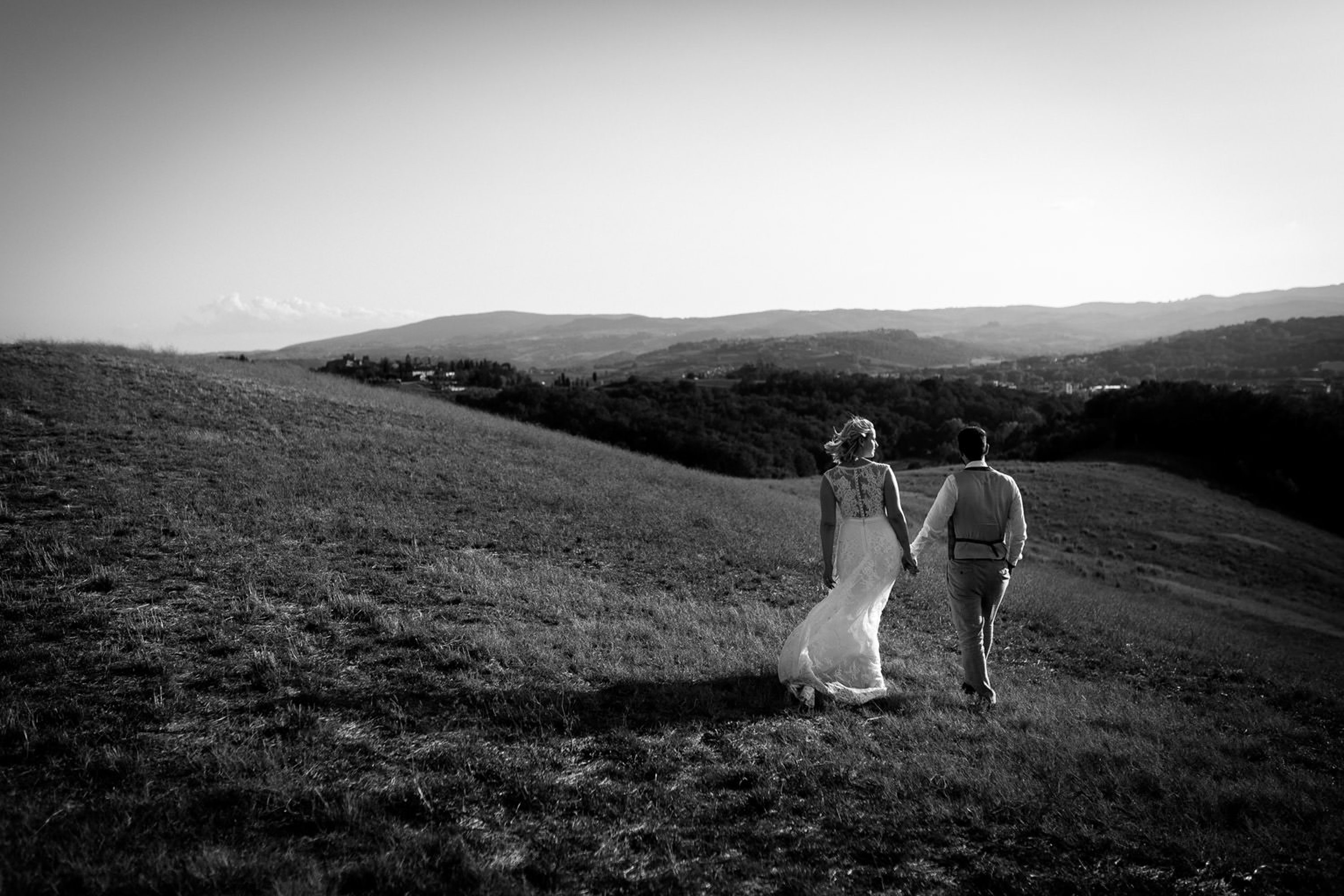 Wedding couple photos in the Tuscan countryside,Photoshoot for couples in the Tuscan countryside