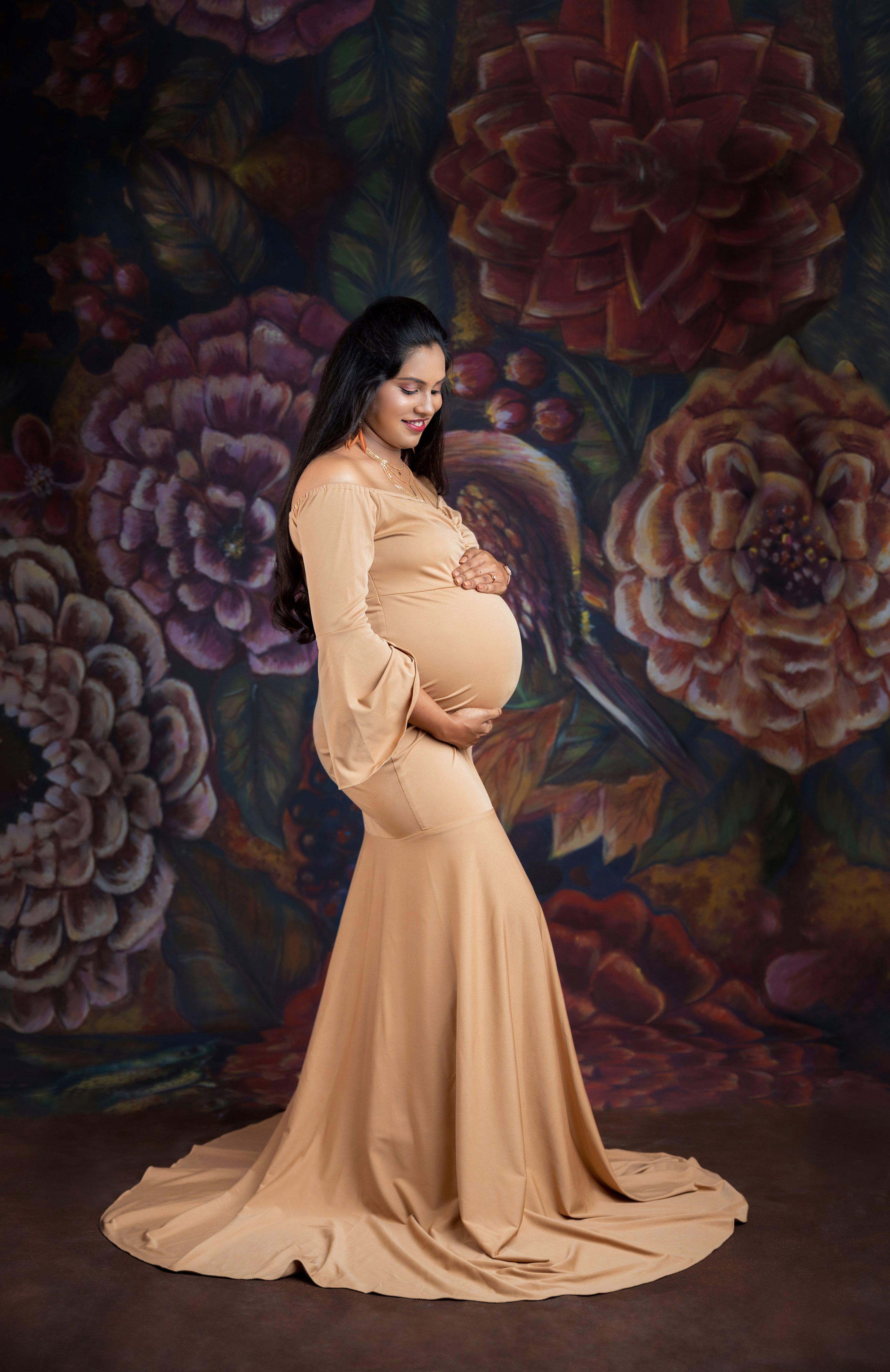Elegant and classy Maternity photoshoot captured in our studio
