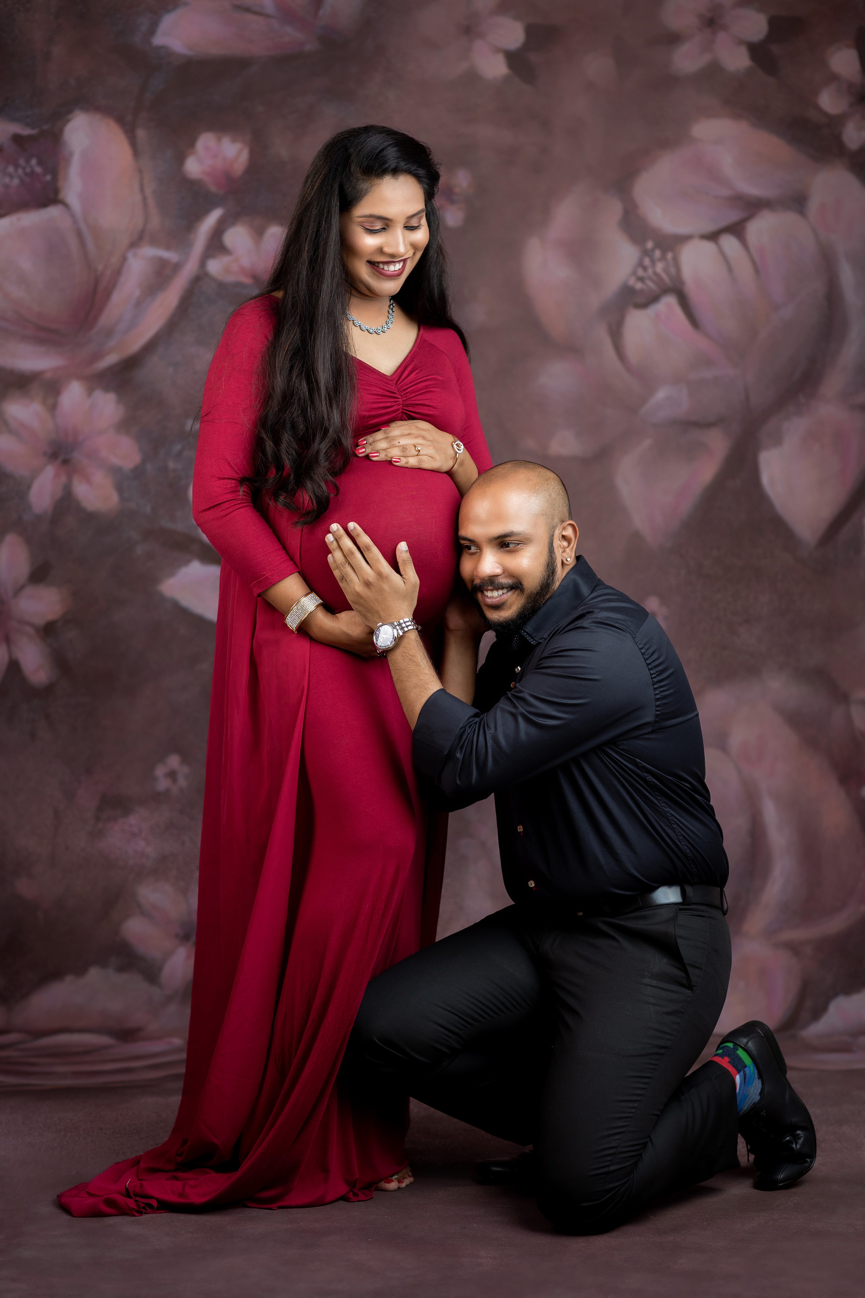 Elegant and classy Maternity photoshoot captured in our studio. – First  Smiles