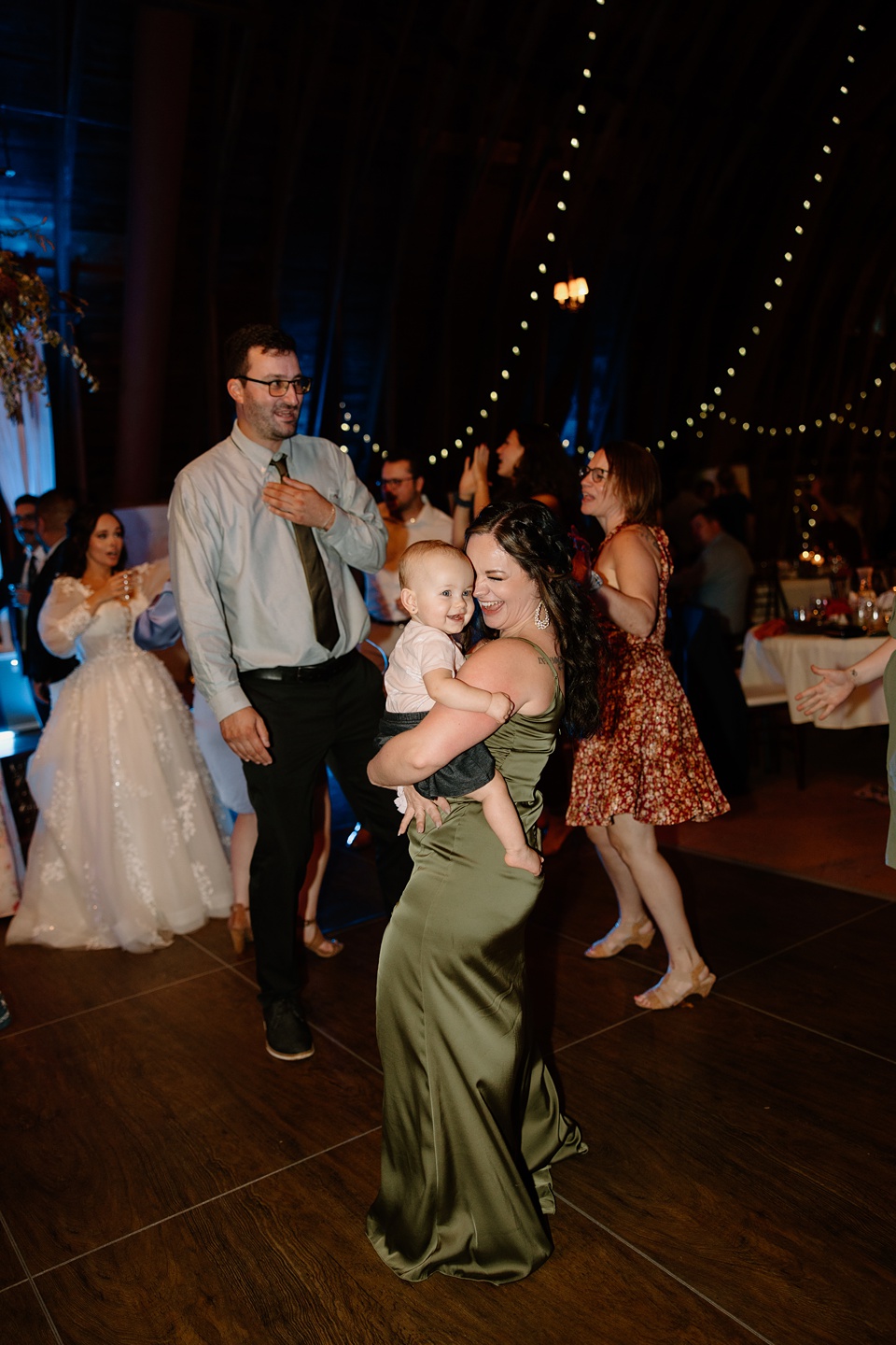 Romantic Michigan Wedding at Blue Dress Barn, Benton Harbor -  nicolebatesphotography.com