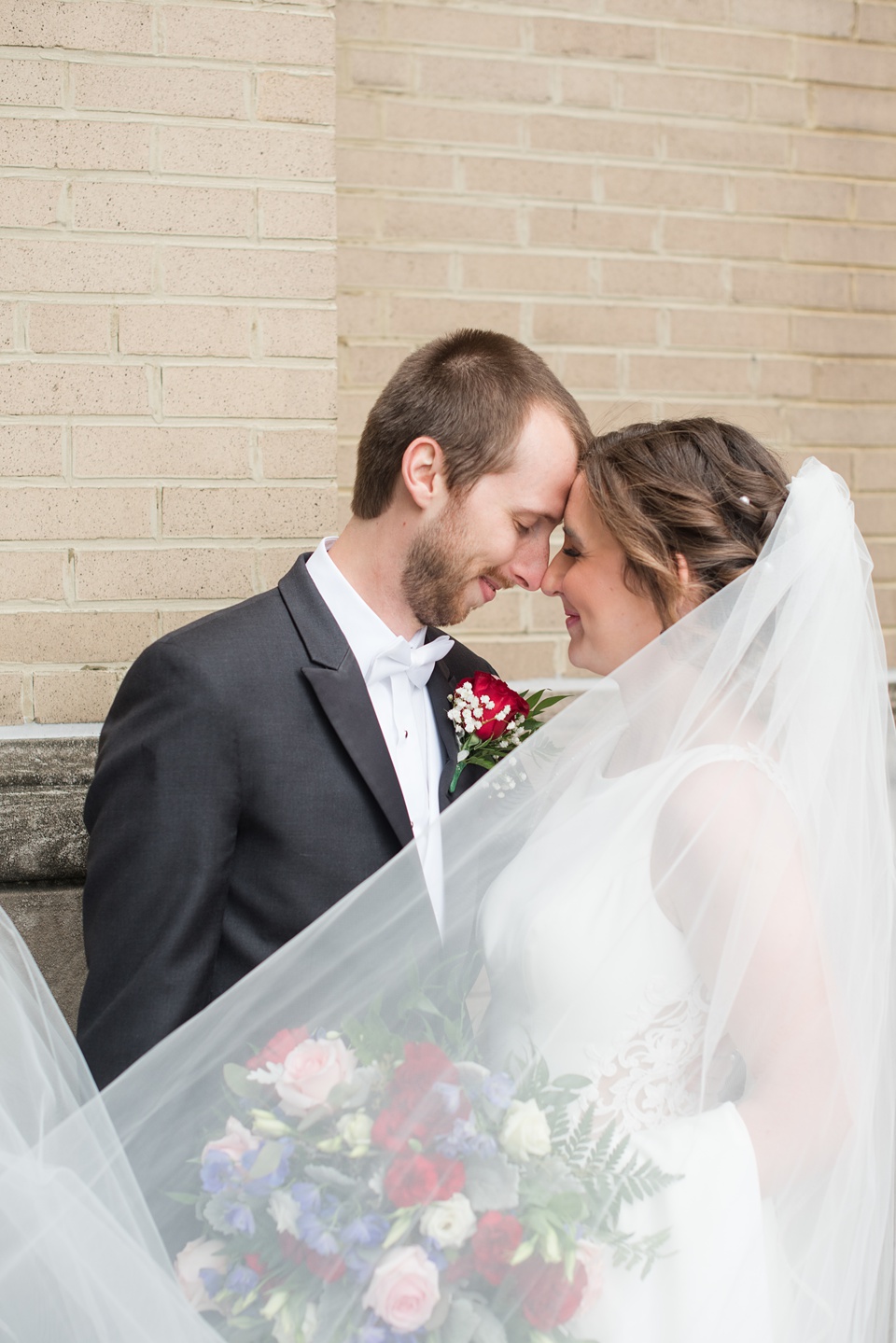 Bride and Groom Kissing,Bride and Groom Wedding Portraits