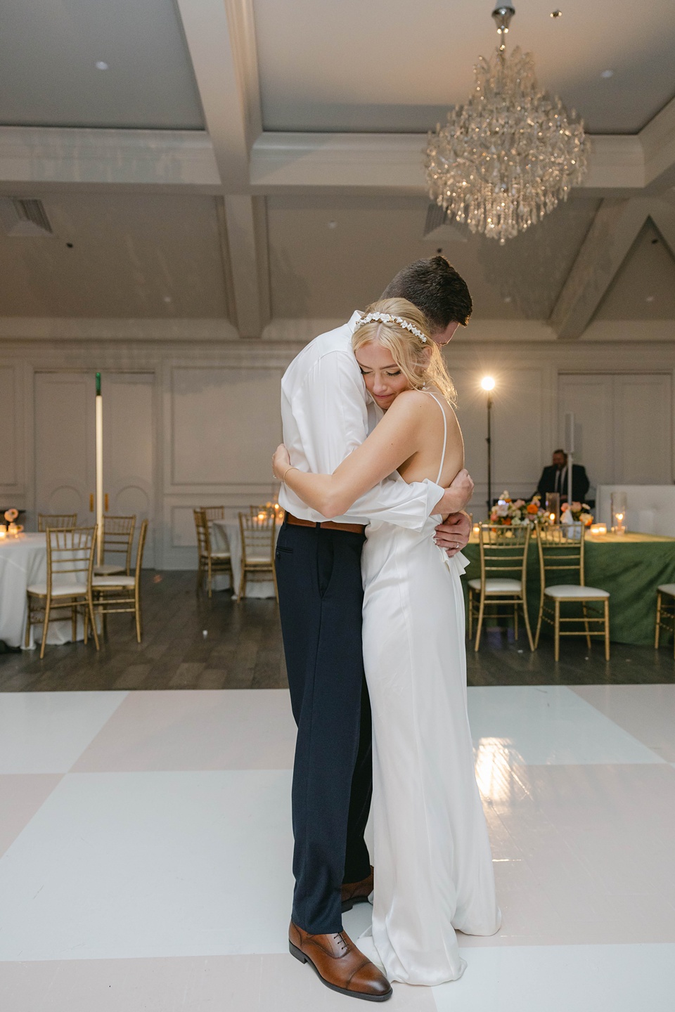  dancing, and heartfelt memories captured on this special day.

Immaculate Design and Stunning Details:
Nestled amidst the autumnal beauty of Hillside Estates