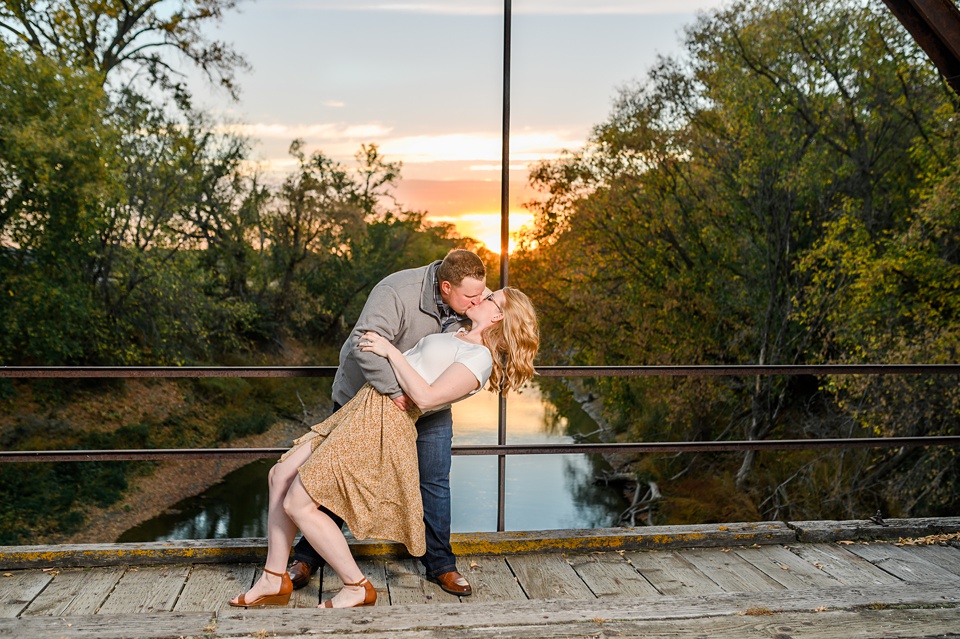 fall engagement session,kindred nd engagement photos