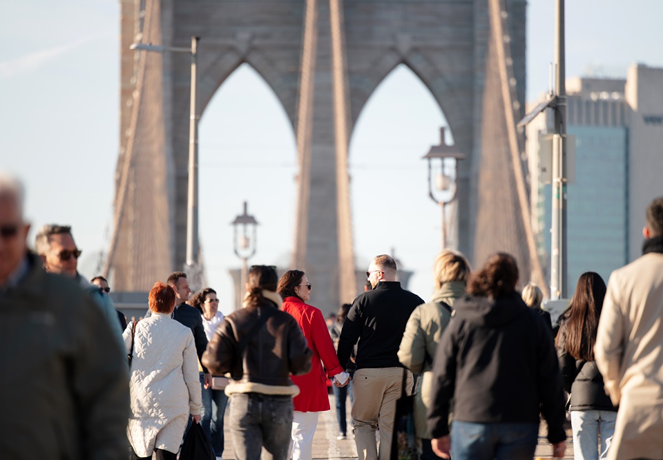 new york city,nyc,brooklyn bridge,red blazer,couple photography
