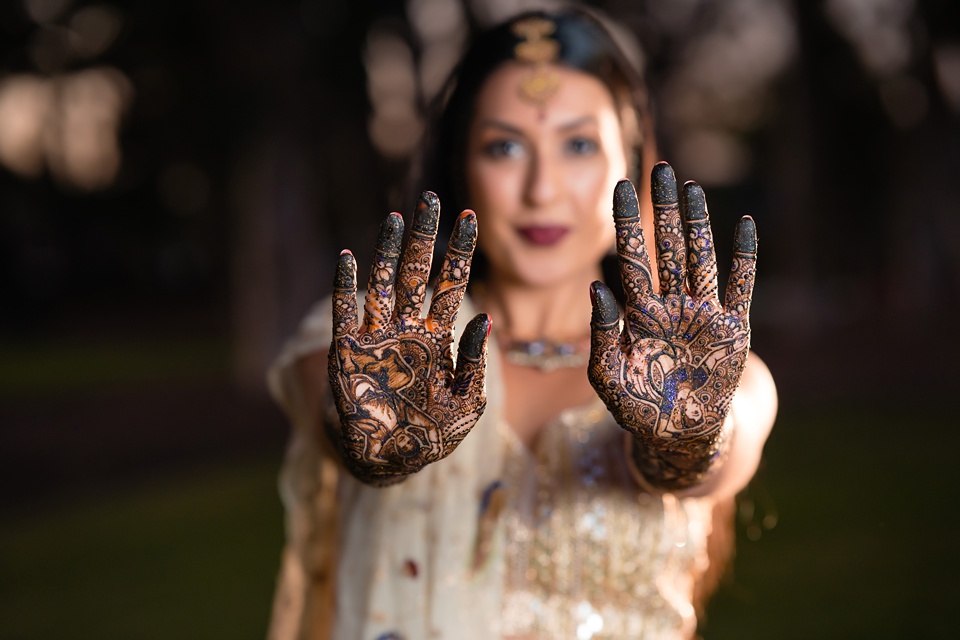 Pictures Which You Can Pose For At Your Mehndi Function | Mehendi  photography, Indian wedding photography poses, Wedding photography poses