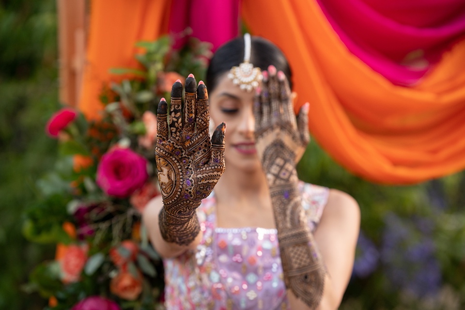 Pin by Int Shrutiagrawal on Mehndi designs | Indian wedding photography  poses, Indian wedding poses, Mehendi photography