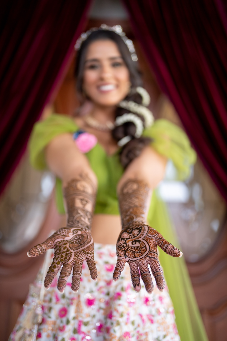 Feeling the art and beauty of mehndi.🫶🏻❤️ . . . [ mehandi, henna,mehendi  poses,bridal poses] #sareelove #instadaily #henna #mehandi… | Instagram