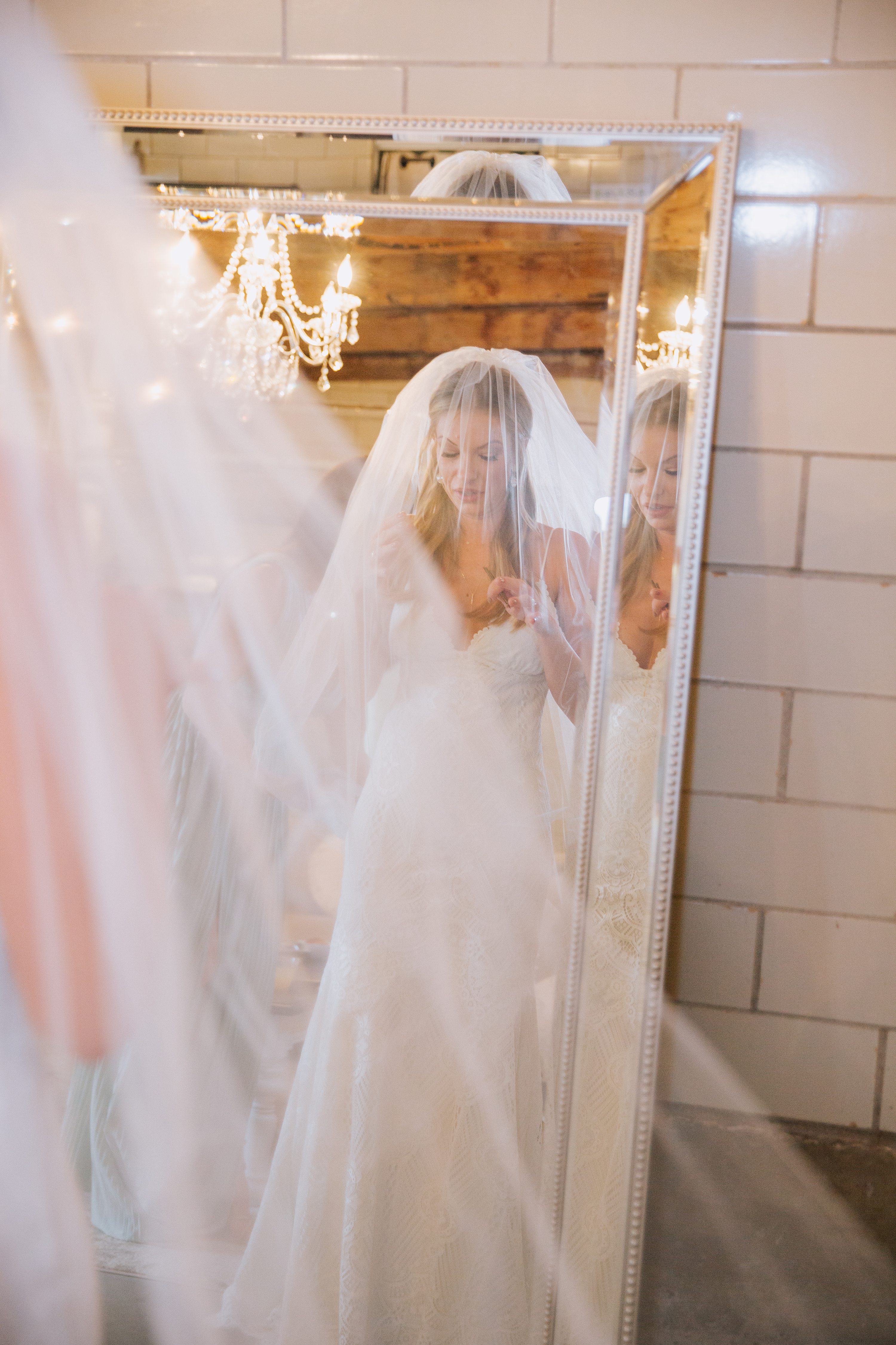 bride getting ready,bridein mirror,veil