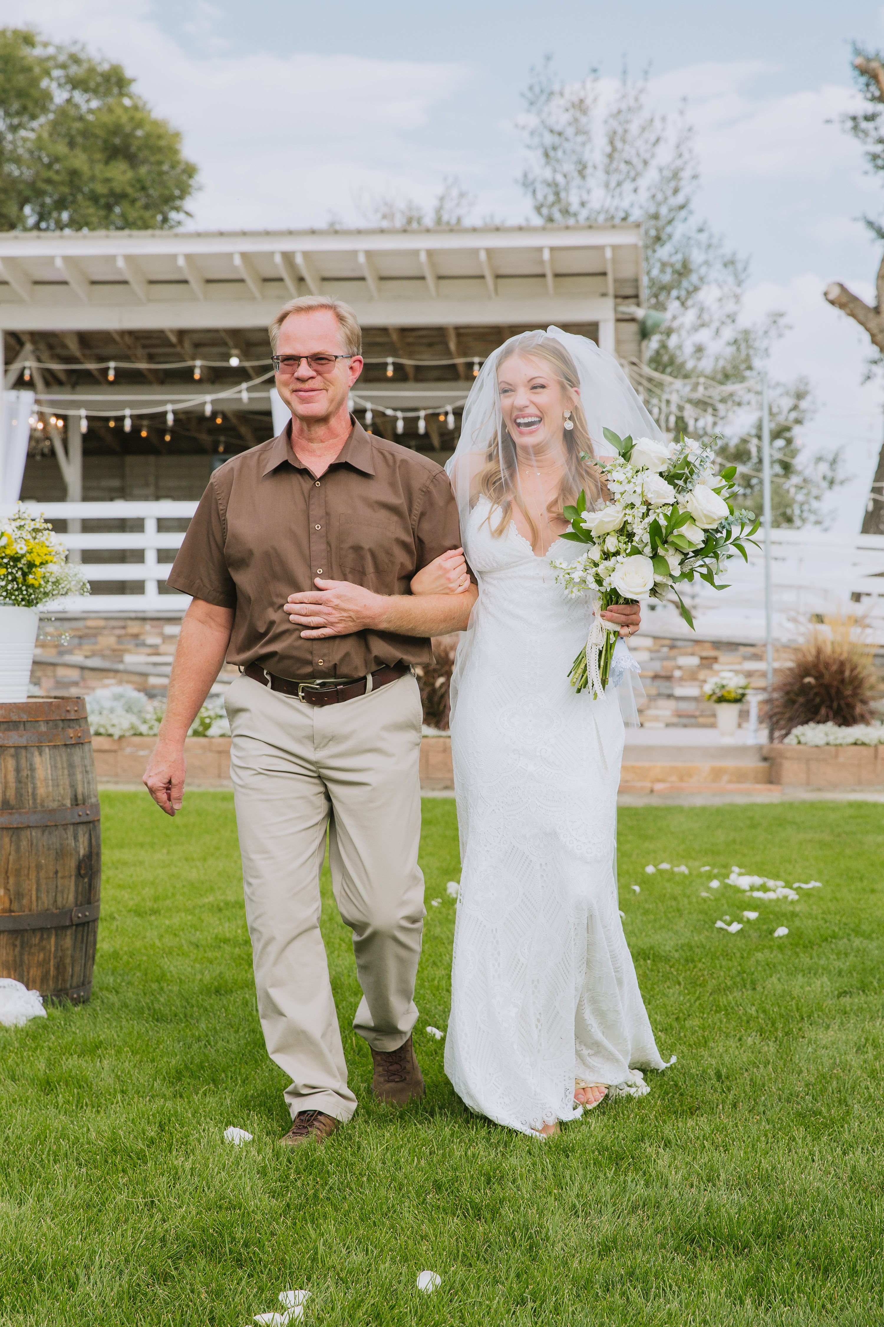 bride walking down the aisle,father of the bride,veil