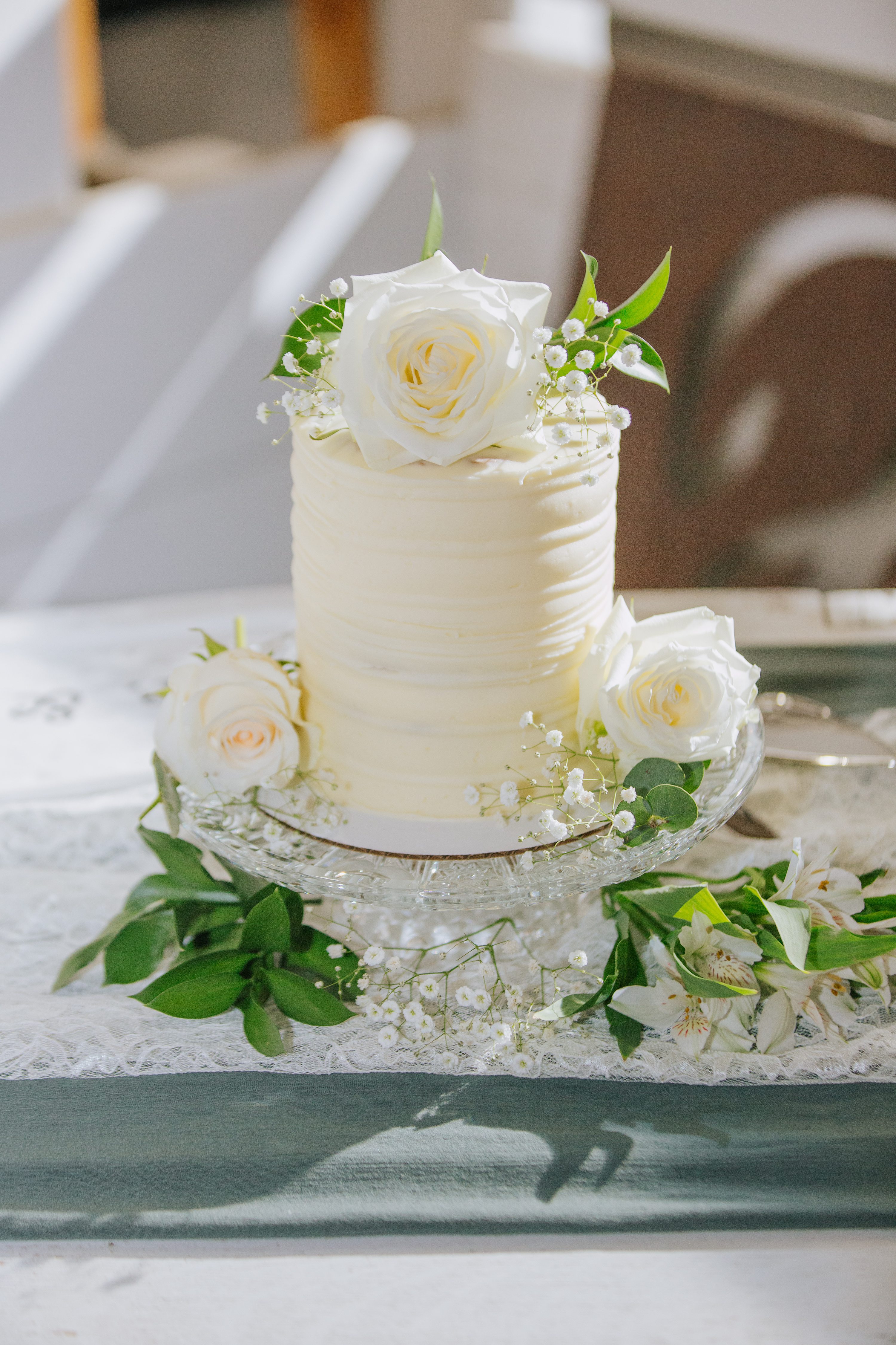 wedding cake,white roses,white cake
