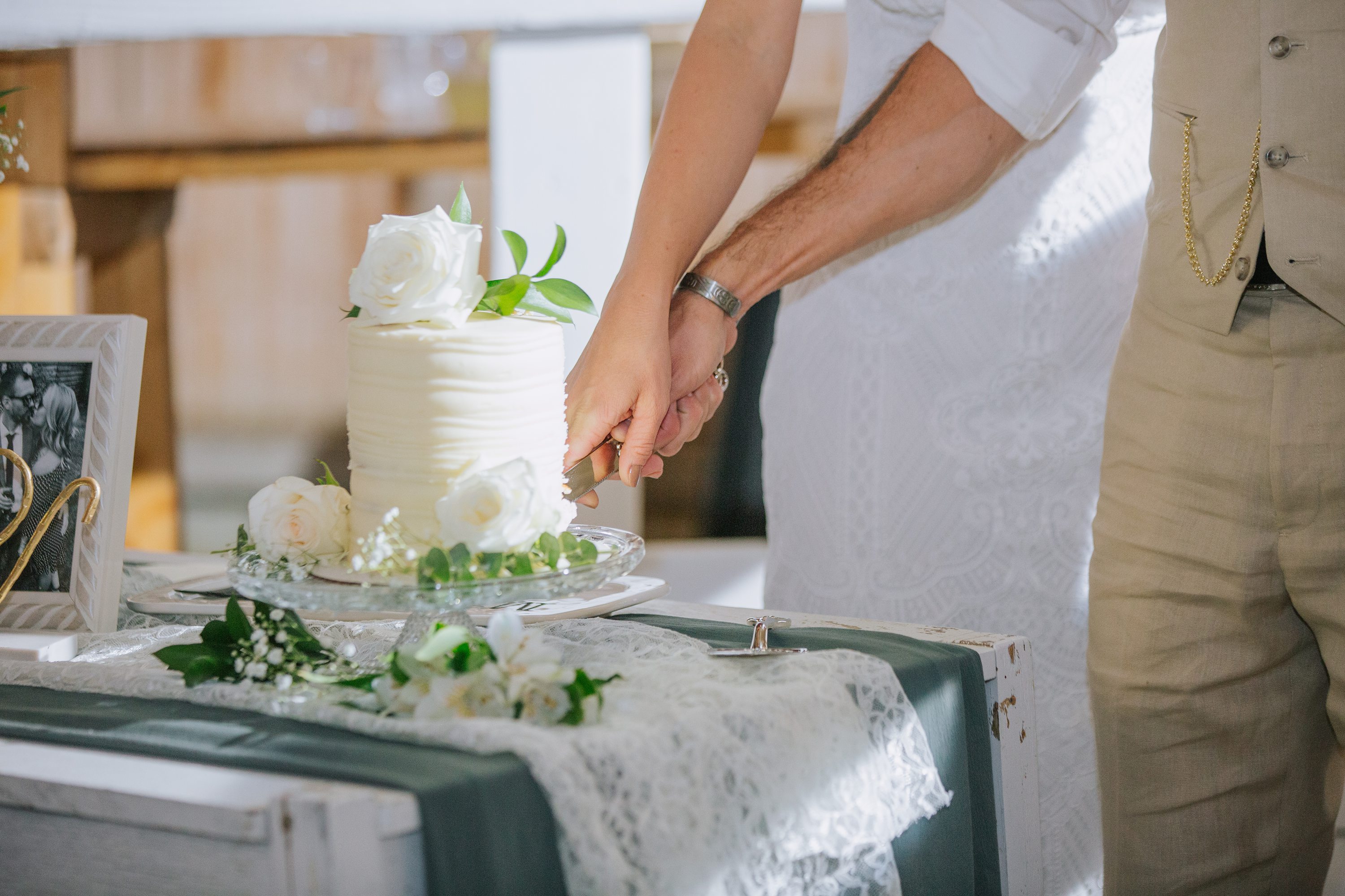 cake cutting,wedding cake,white cake